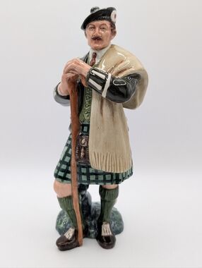 ROYAL DOULTON THE LAIRD Figurine HN 2361 Scottish Highlander Vintage 1967